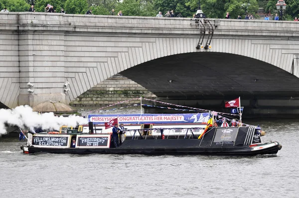 Thames diamond jubilee festtåg — Stockfoto