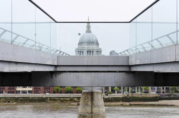 The Millenium bridge and St Paul's Cathedral — Stock Photo, Image