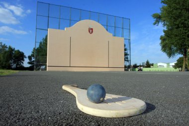 Mur Fronton pour pelote basque clipart