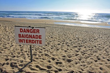 Panneau d 'interdiction de baignade