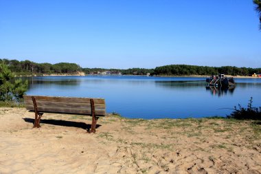 Vue sur un lac en mer clipart