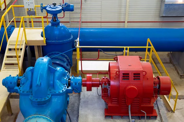 Estação de bombeamento de água, interior industrial e tubos — Fotografia de Stock
