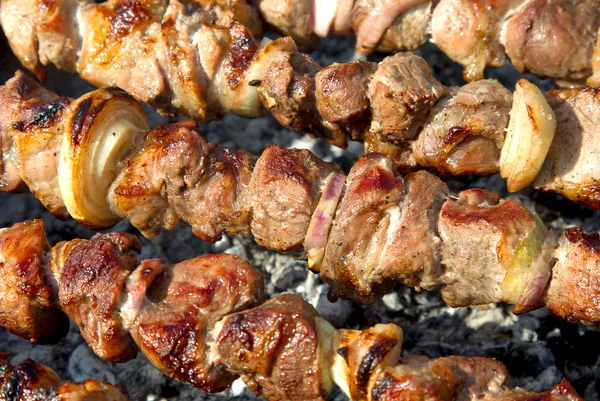 Saftiga skivor kött med sås förbereda på fire - kebab — Stockfoto