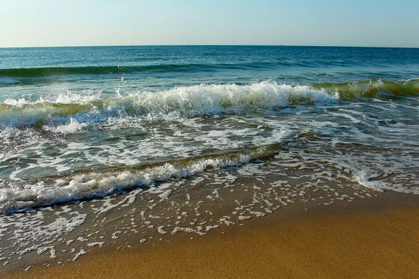 Surf sulla riva del Mar Nero (Ucraina) in estate giornata di sole — Foto Stock