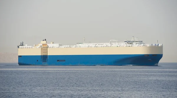 Крупное грузовое судно в море — стоковое фото