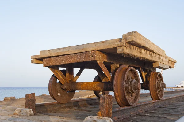 Starý vozík na opuštěné železniční — Stock fotografie