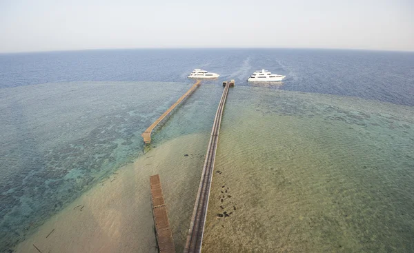 Две моторные яхты на тропическом рифе — стоковое фото