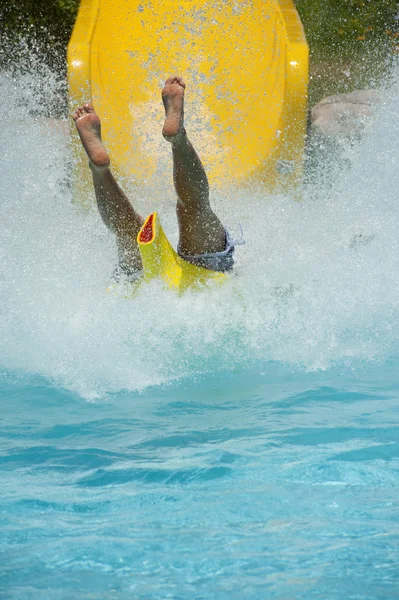 Persona que baja por un tobogán acuático — Foto de Stock