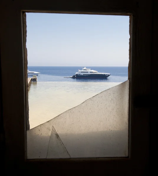 Blick auf Boot durch zerbrochenes Fenster — Stockfoto