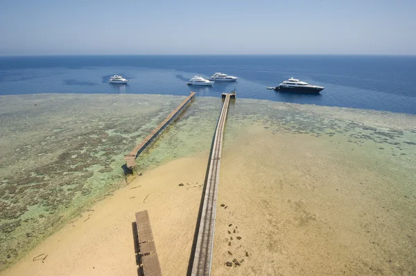 Barcos atracados num recife tropical — Fotografia de Stock