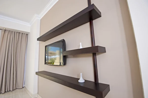TV en planken in een appartement — Stockfoto