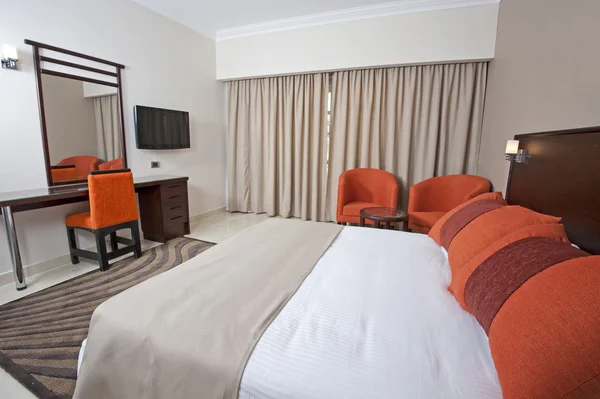 Slaapkamer in een suite hotel — Stockfoto