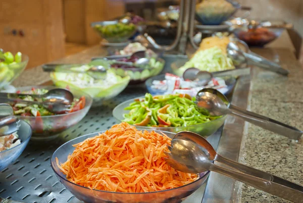 Výběr salátů v hotelu formou bufetu — Stock fotografie
