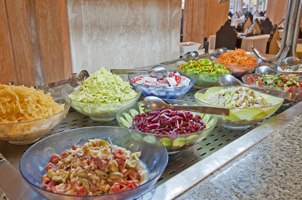 Seleção de saladas em um buffet de hotel — Fotografia de Stock