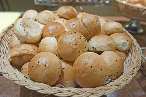 Expositor de pan en un buffet de hotel — Foto de Stock