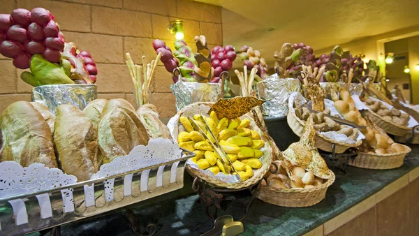Esposizione del pane in un buffet dell'hotel — Foto Stock