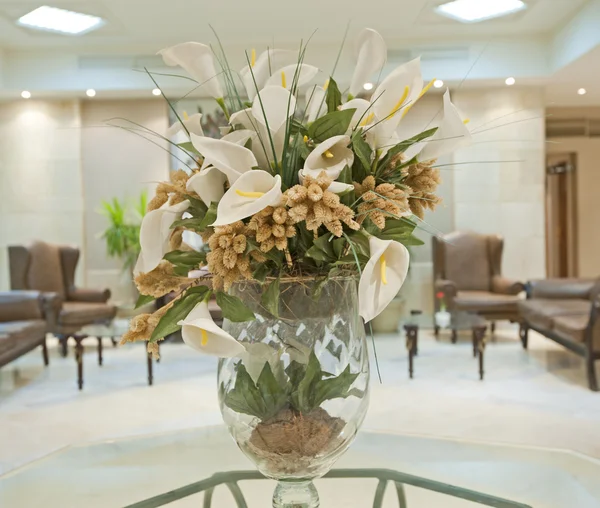 Esposizione di fiori nella hall di un hotel — Foto Stock