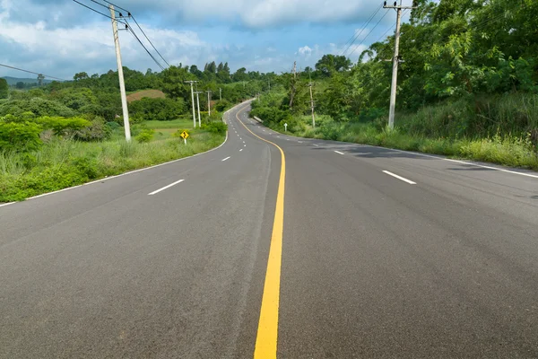 Linha curva amarela na estrada — Fotografia de Stock