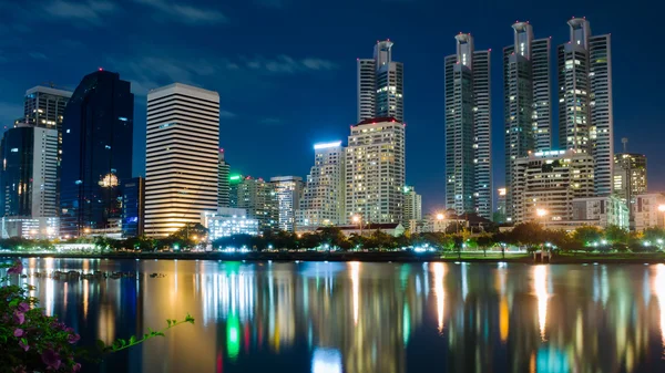 Gebäude der Nachtlichter in Bangkok — Stockfoto