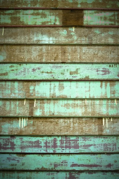 Grüne alte rissige Holzplankenwand — Stockfoto