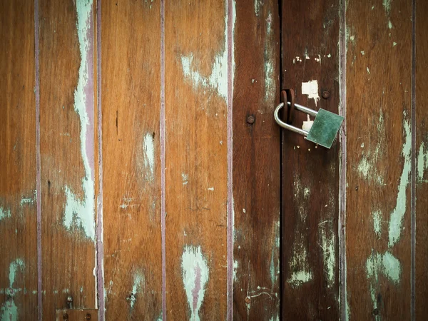 Fechadura na porta de madeira rachada da prancha — Fotografia de Stock