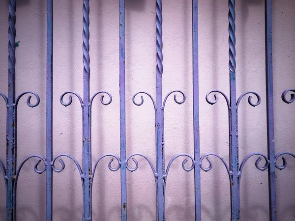 Пурпурный колючий железный забор — стоковое фото