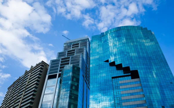 フロントの視点一般的な建物と青い空 — ストック写真