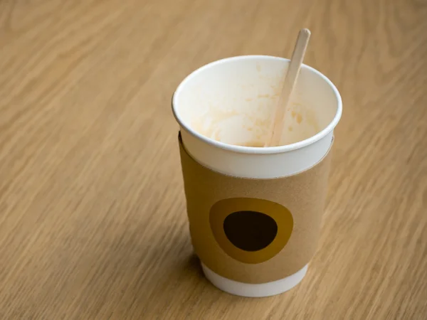 Белый пустой бумажный стаканчик кофе — стоковое фото
