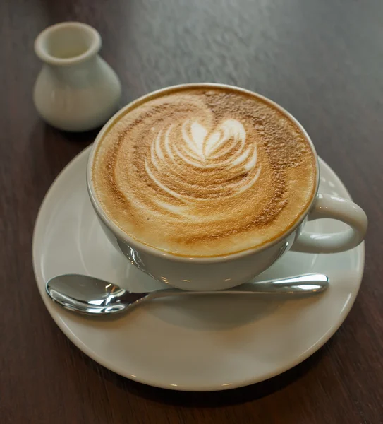 Weiße Tasse Kaffee aus Keramik — Stockfoto