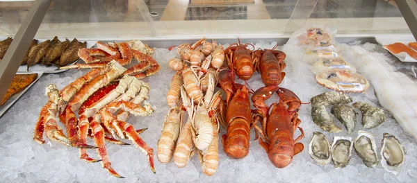 Krabbor, scampi och shell fisk till salu — Stockfoto