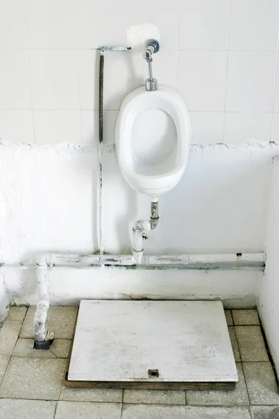 Старіння старої громадської туалетної кімнати — стокове фото