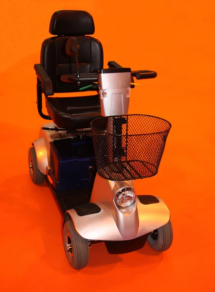 Motorisierter Behindertenroller. — Stockfoto