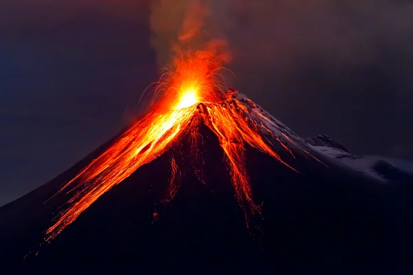 Erupción del volcán Tungurahua Fotos de stock libres de derechos