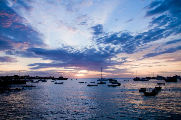 Silhouettes de navires dans le port au coucher du soleil — Photo