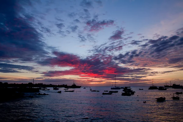 Silhouettes de navires dans le port au coucher du soleil — Photo