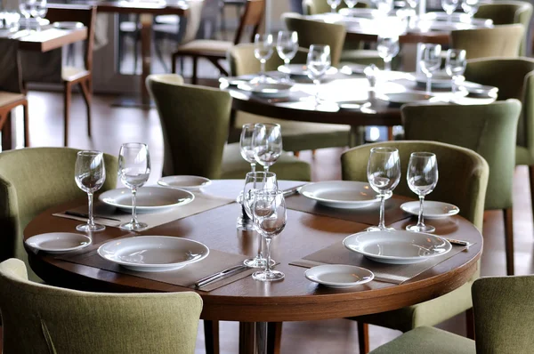 Tavolo vuoto in un ristorante a 5 stelle — Foto Stock