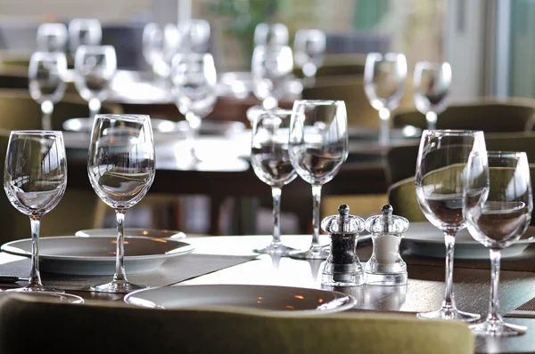 Bicchieri vuoti nel ristorante — Foto Stock
