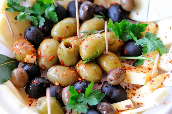 Salade met olijven en kaas — Stockfoto