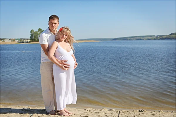 Femme enceinte et homme — Photo