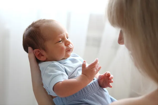 Pequeno bebê nas mãos da mãe — Fotografia de Stock