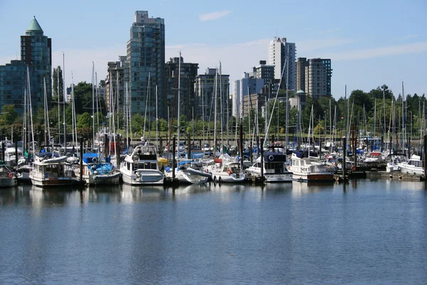 Downtown Vancouver com barcos à vela no porto de Carvão — Fotografia de Stock