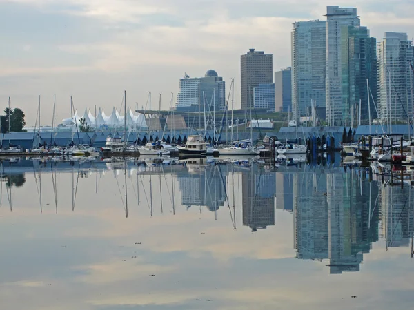Innenstadt-Vancouver mit Segelbooten im Kohlehafen — Stockfoto