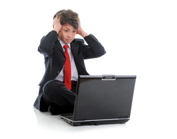 Chlapec v obleku sedí v přední části počítače — Stock fotografie