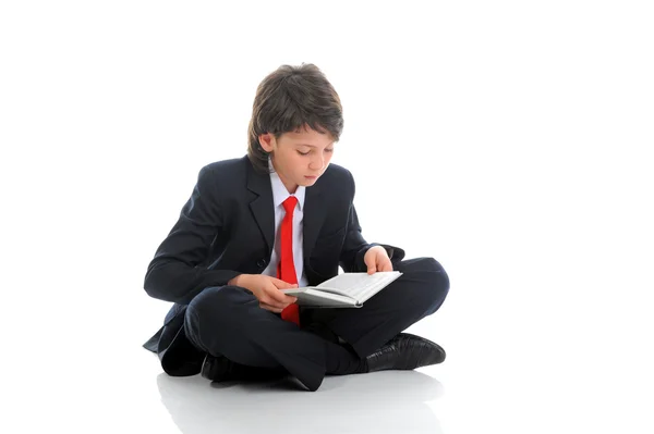 Маленький хлопчик читає книжку — стокове фото