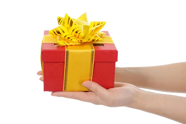 Schachtel mit einem Geschenk in den Händen von Frauen — Stockfoto