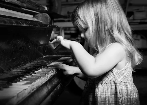 ピアノで遊んでいるガール フレンド. — ストック写真