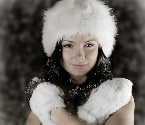 Kış şapka içinde güzel bir kadın — Stok fotoğraf
