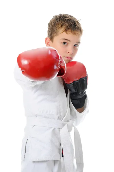 Młody chłopak treningu karate. — Zdjęcie stockowe