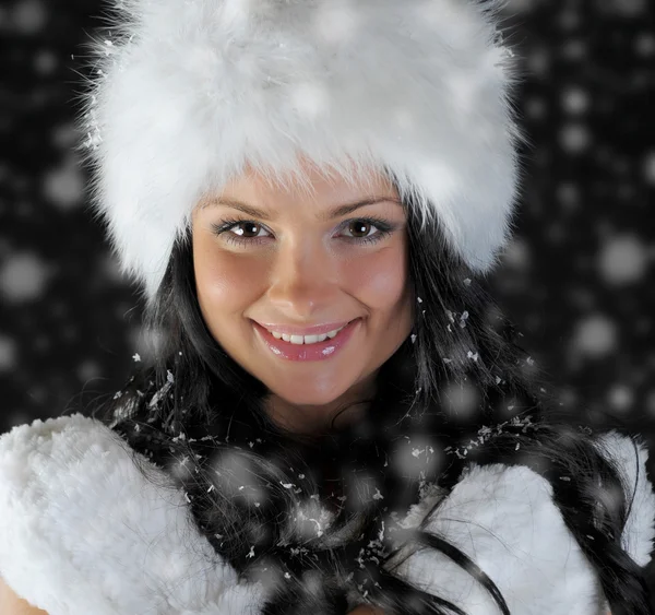 겨울 모자에 아름 다운 여자 — 스톡 사진