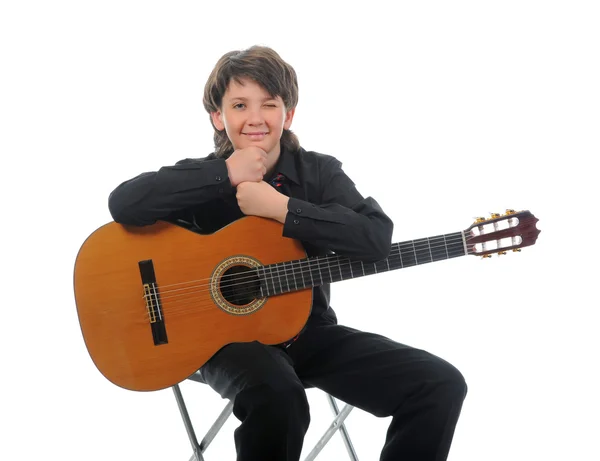 Маленький хлопчик музикант грає на гітарі — стокове фото